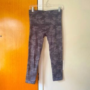 SPANX Crop Leggings Camo Seamless size L